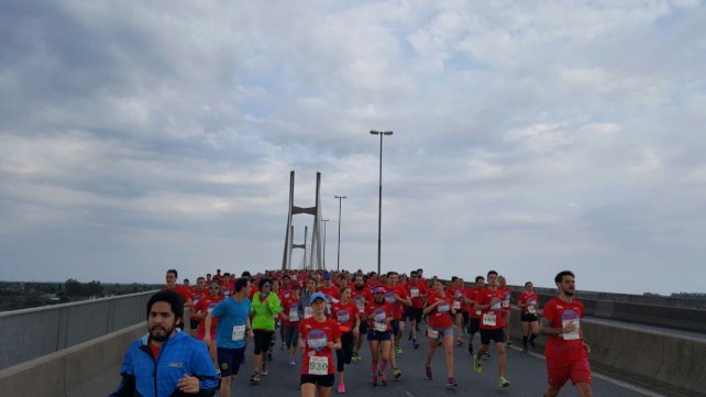 Miles de corredores participan del maratón del puente Rosario-Victoria
