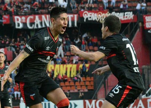 Colón superó a Defensa por la mínima y sigue invicto