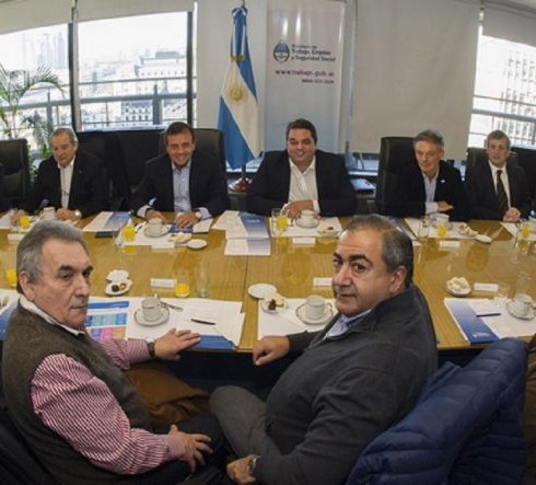 El Gobierno planea un tope en Ganancias para el aguinaldo