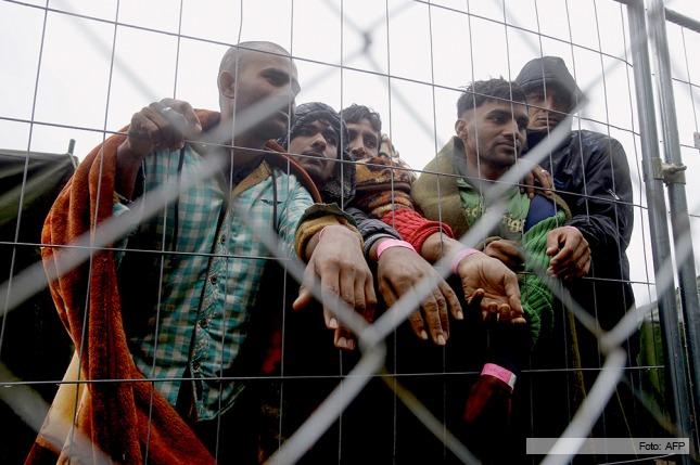 Cientos de refugiados marchan hacia la frontera con Hungría