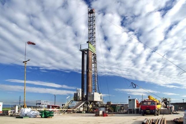 Las petroleras reducen costos para convivir con los bajos precios del crudo