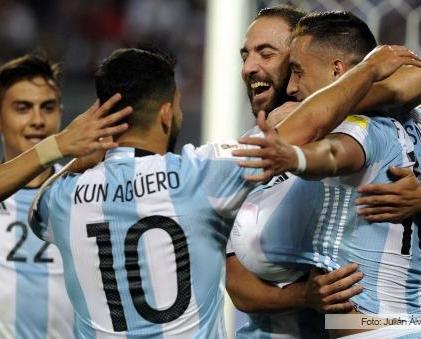 Argentina enfrenta a Paraguay en busca de la clasificación directa