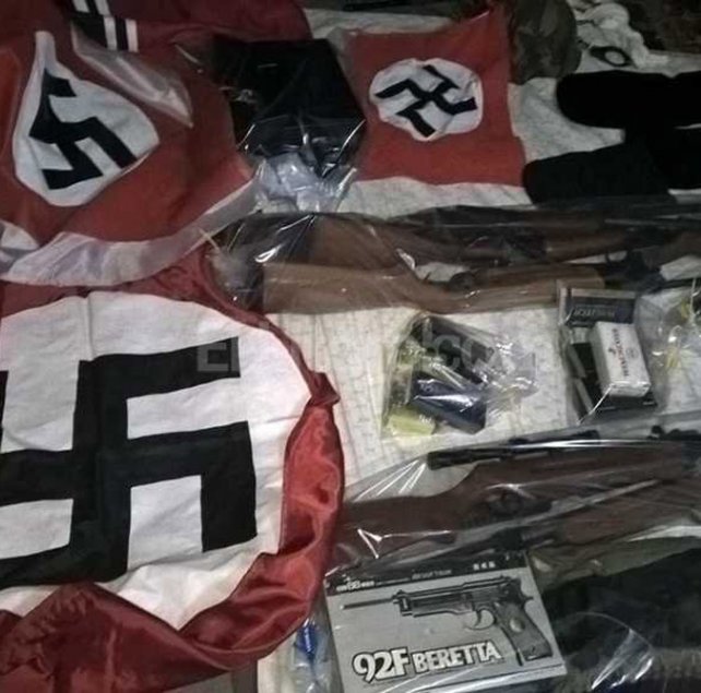 Imputaron al hombre que tenía armas y simbología nazi
