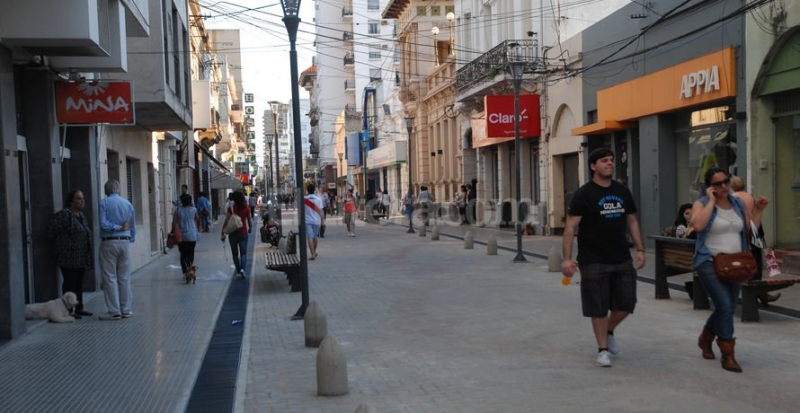 Se frenó la caída del consumo en los comercios