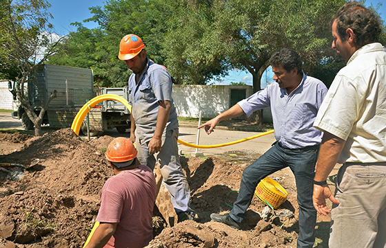 Vecinos juntan firmas para que se extienda la obra de gas