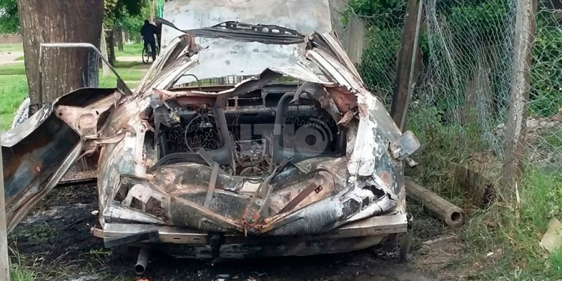 Queman un coche y explota el tubo de GNC