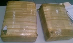 Pareja detenida con más de 200 paquetes de marihuana
