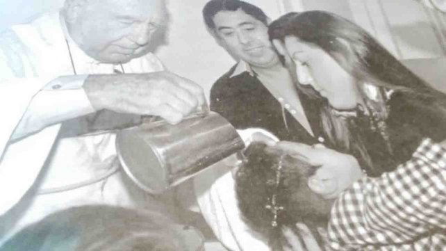 Apareció un Rosario en el agua bautismal