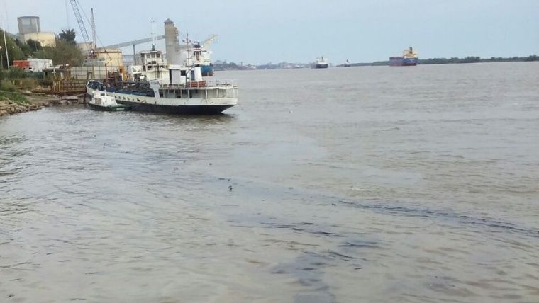 Intentan remover petróleo del río tras el hundimiento de un barco