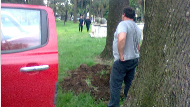 Denunciaron que entierran perros en el Botánico a plena luz del día