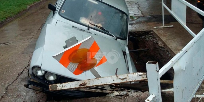 Un auto se metió en un pozo cercado por ASSA