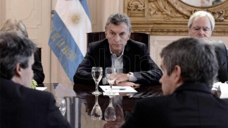 Macri se reúne con sus ministros y almuerza con vecinos 
