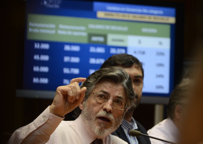 Denunciaron penalmente al titular de la AFIP
