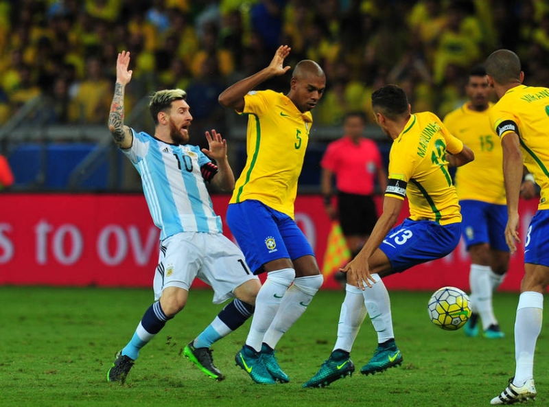 Brasil bailó a la Selección, que complica su clasificación