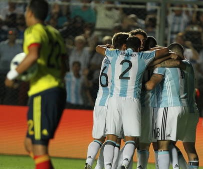 Argentina goleó con un Messi perfecto y volvió a puestos de clasificación