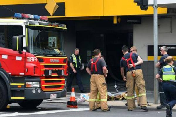Un hombre se prendió fuego en un banco: casi 30 heridos
