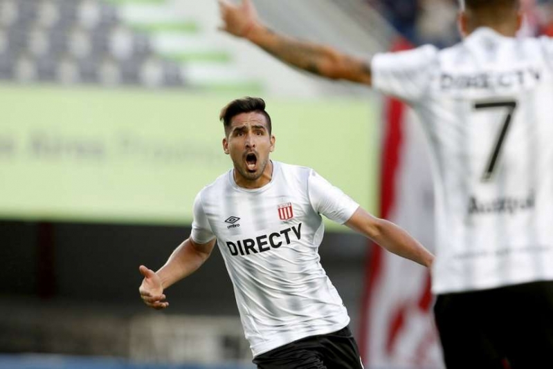 Colón erró un penal sobre la hora y perdió con Estudiantes