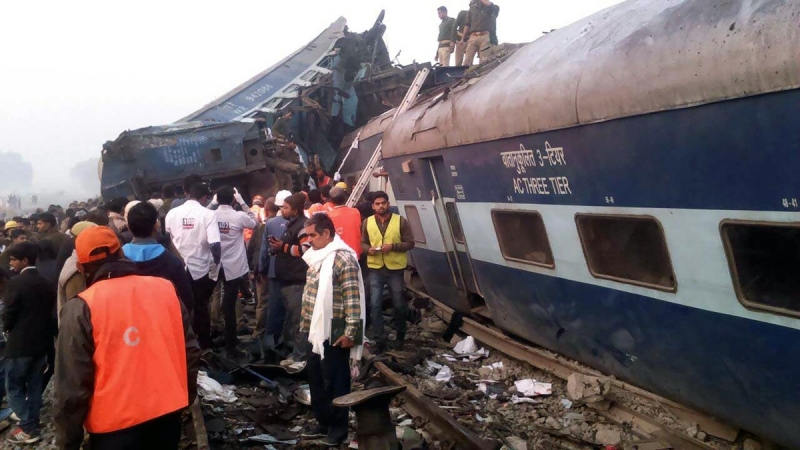 Más de cien muertos por el descarrilamiento de un tren en la India
