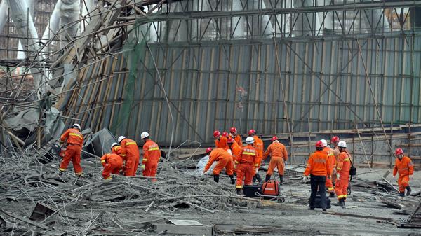 Al menos 67 muertos por el derrumbe en una obra en construcción