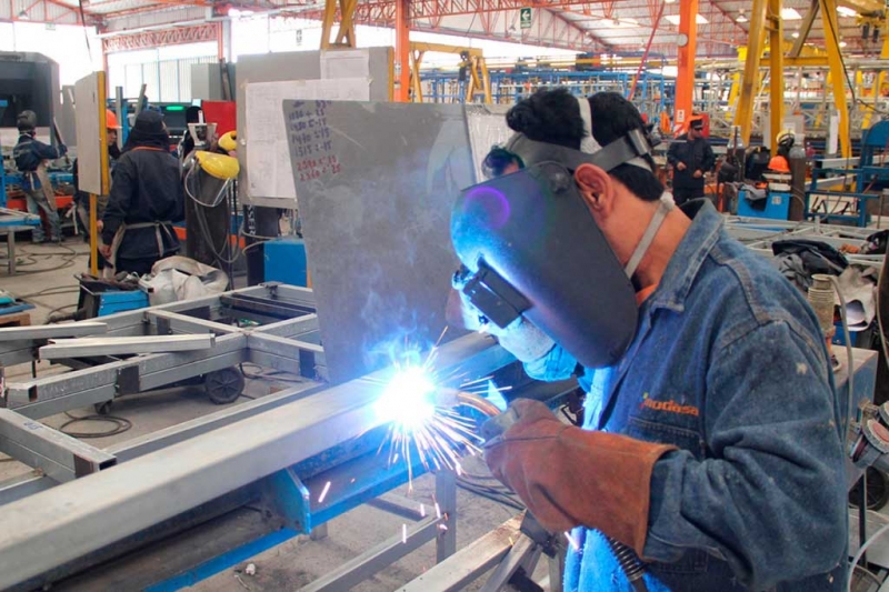 Según el INDEC, la industria se contrajo un 8%