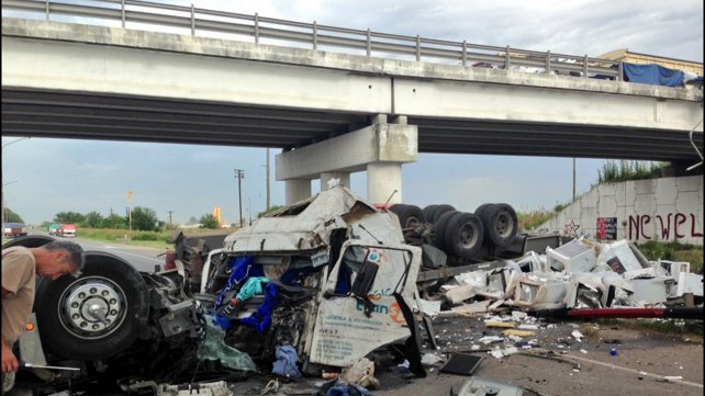 Cayó un camión del puente de la ruta A012 a la 33