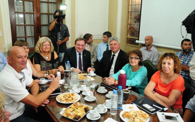 Convocan a los gremios docentes a debatir la futura ley 