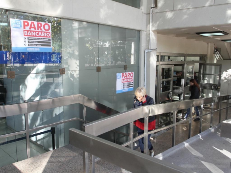 Bancarios paran las últimas tres horas
