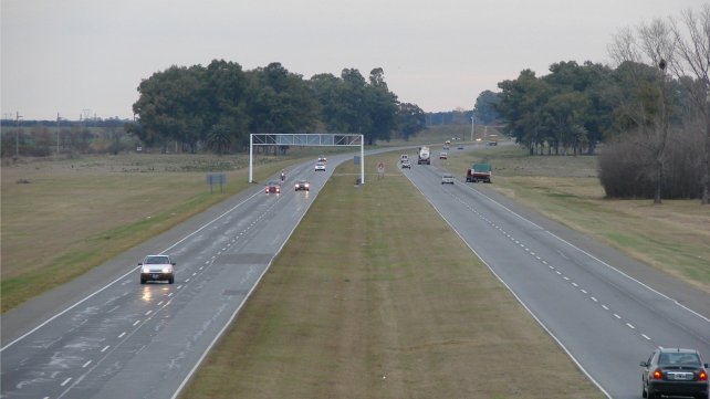 Un camión de cereales volcó en la autopista