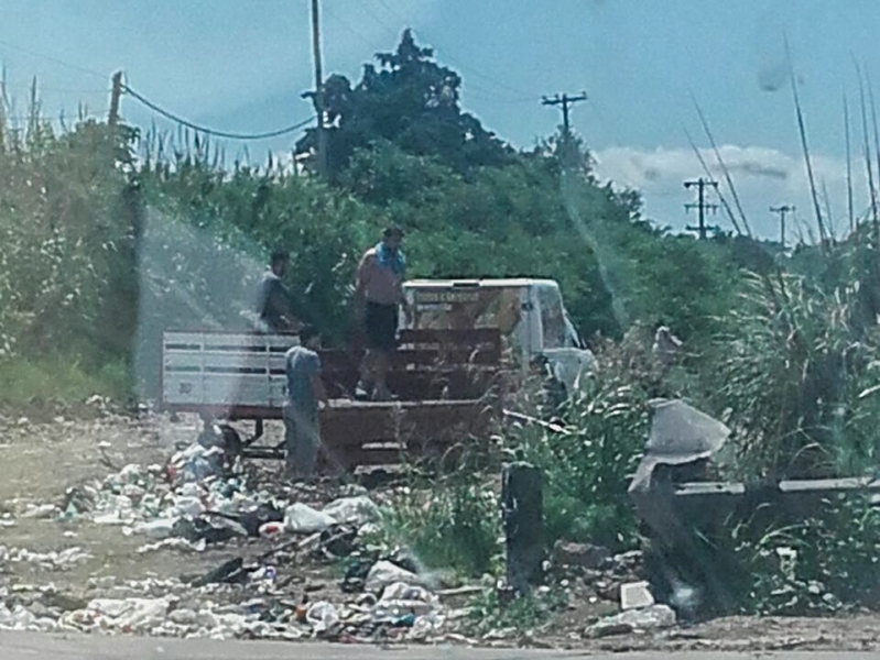 Taller mecánico clausurado por arrojar residuos en un reservorio