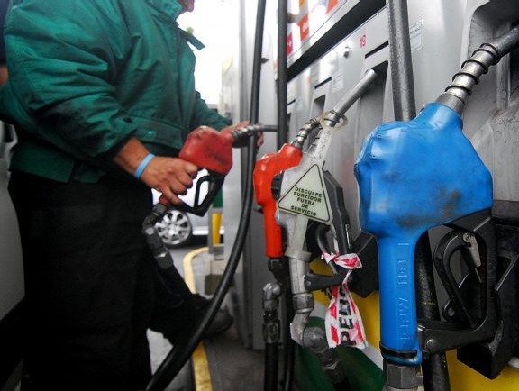 Aranguren afirmó que la nafta subirá en 2017