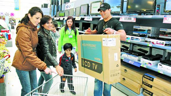 Argentinos van al shopping por electrónica e indumentaria