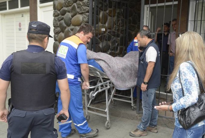 Arrestaron a un cirujano mientras se operaba a sí mismo para alargar su pene