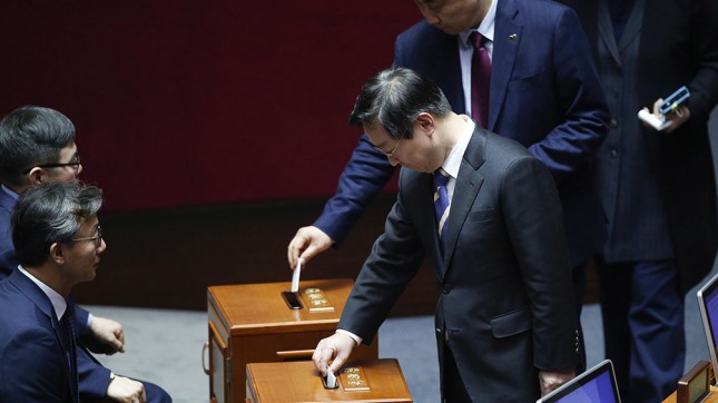 El Parlamento aprobó la destitución de la presidenta