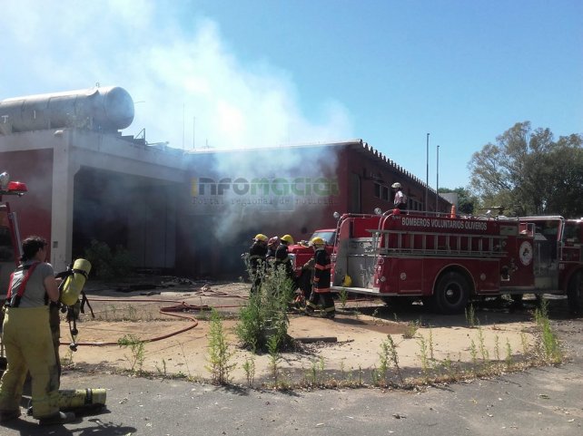 Un incendio se desató en el interior del viejo edificio del Frigorífico Maciel