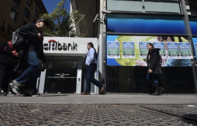 Bancarios levantaron el paro y hoy habrá atención