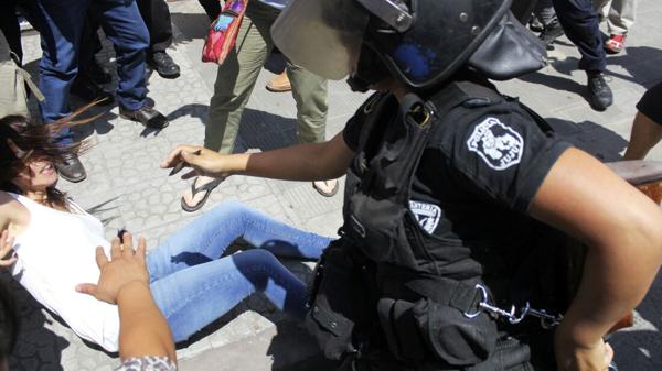 Una diputada kirchnerista se enfrentó con la policía jujeña frente a Tribunales