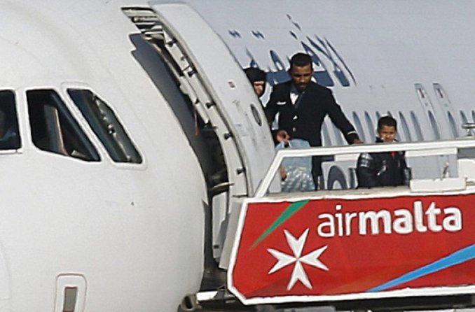 Liberan a mujeres y niños del avión secuestrado