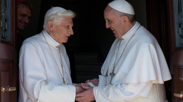 Antes de la misa de Gallo, Francisco saludó a Benedicto XVI por Navidad