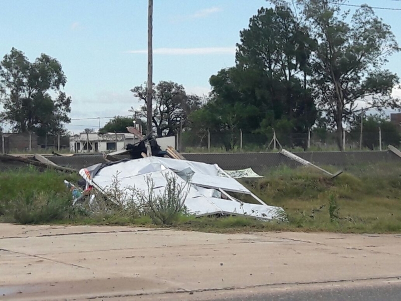 Fuertes vientos cortaron cables eléctricos en la Ruta Provincial 1
