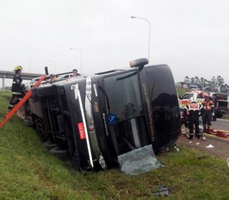 Entre Ríos: dos muertos y 15 heridos al volcar un micro