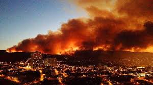 Un incendio destruyó unas 100 viviendas en Valparaíso