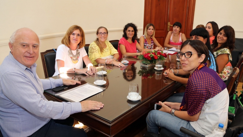 El gobernador recibió a la Mesa Mujeres por la Paridad