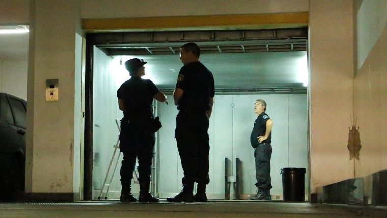 Cayó por el hueco de un ascensor y murió