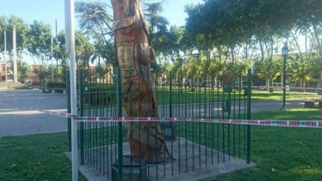 Sufrió una descarga eléctrica al tocar la reja del Pino Histórico