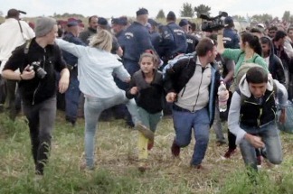 Tres años de libertad condicional por patear refugiados