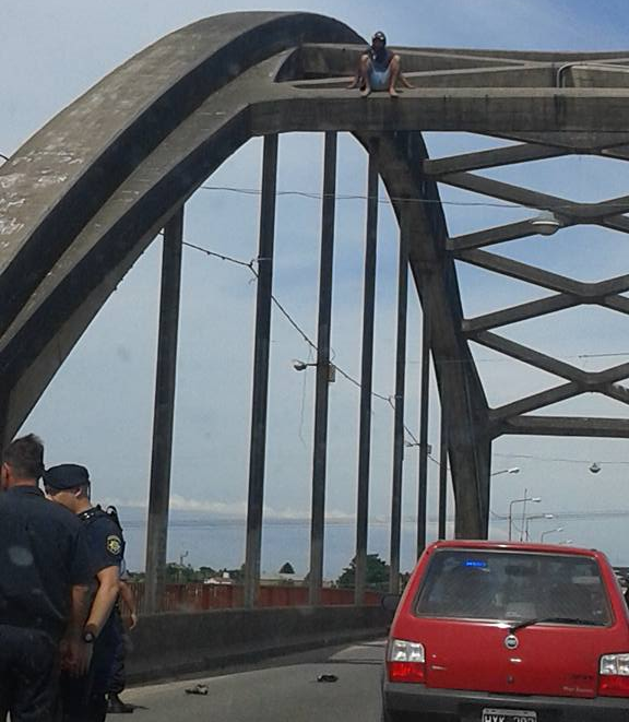 Un hombre amenazó con arrojarse del puente Carretero