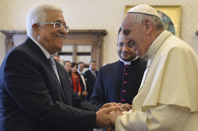 Francisco recibió a Abbas en la apertura de la embajada palestina