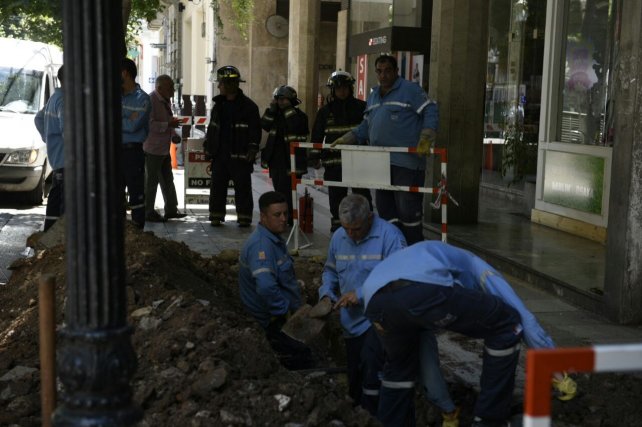 Una retroexcavadora rompió un caño de gas y provocó el caos