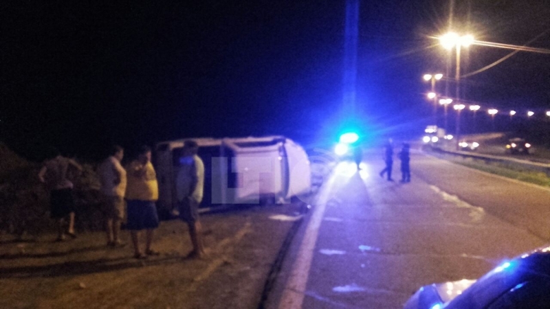 Falleció un joven al volcar su camioneta en Av. Circunvalación