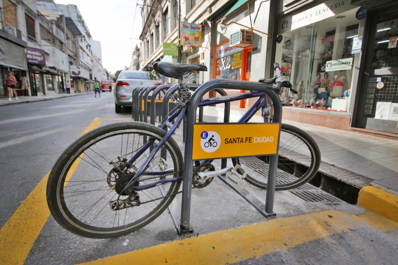 Instalan estacionamientos de bicicletas